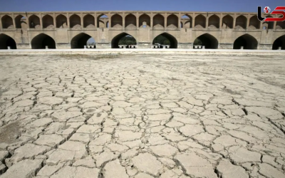 메나포커스 완전히 말라 붙은 이스파한의 자얀데강