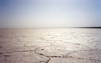 Iran_-_Désert_de_sel_-_Salt_desert_(9258499991) 이란 중부의 소금 사막